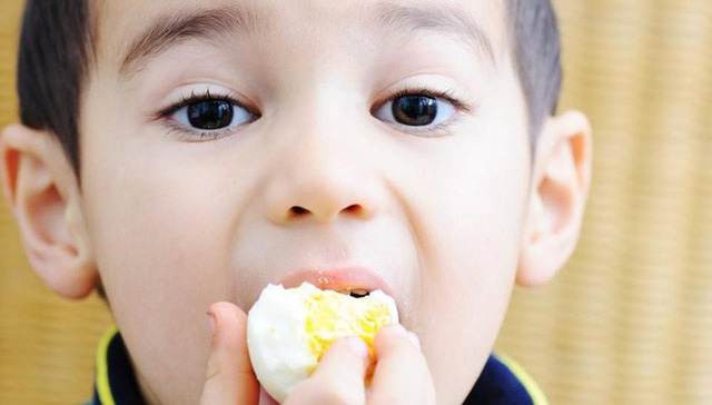 Cho con ăn trứng theo 5 cách này mất sạch canxi, khoáng chất, dễ gây bệnh cho bé