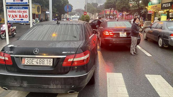 Tạm giữ 2 xe Mercedes cùng biển số 'vô tình gặp nhau' trên đường Hà Nội