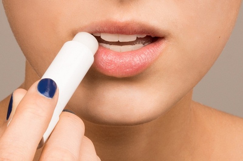 4 sai lầm khi dưỡng khiến môi ngày càng thâm sạm, bong tróc