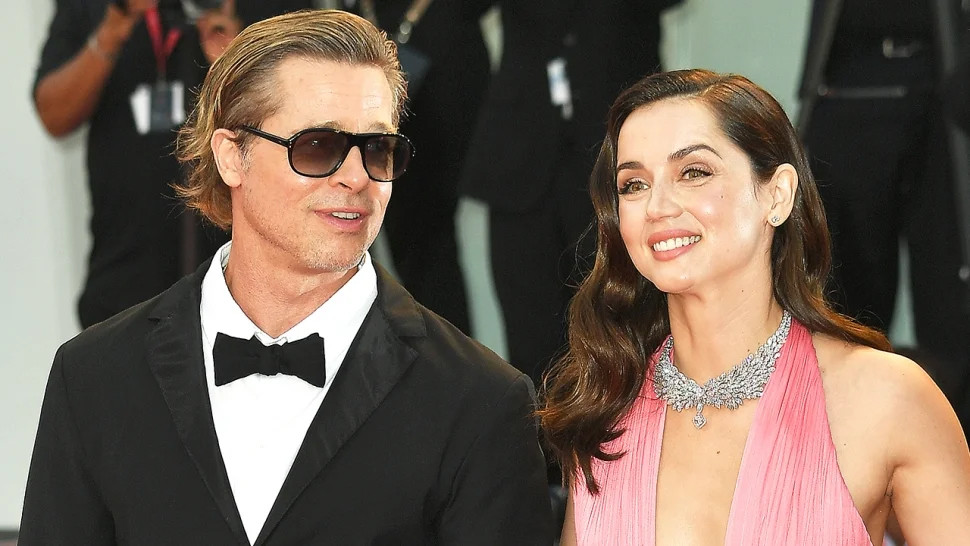 Brad Pitt cười đùa với Bondgirl kém 25 tuổi trên thảm đỏ Venice