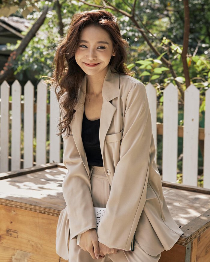 Lý do bạn nên sắm áo khoác màu be cho tủ đồ mùa lạnh » Báo Phụ Nữ Việt Nam