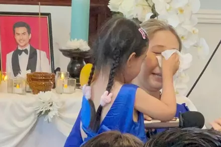 Con gái 4 tuổi lau nước mắt cho mẹ trong lễ cúng 49 ngày diễn viên Đức Tiến