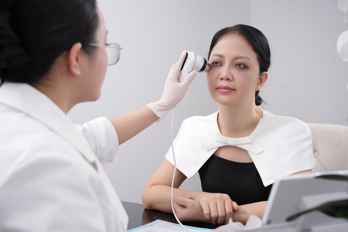 A person wearing a white coat and glovesAI-generated content may be incorrect.